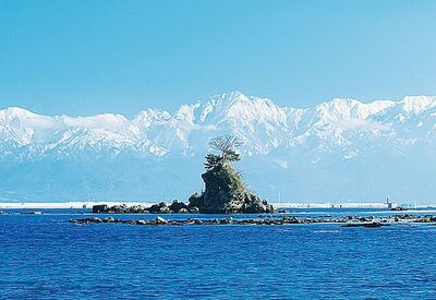 雨晴海岸から望む立山連峰